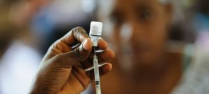 Una enfermera en Ghana prepara una vacuna contra el neumococo. En el caso de la covid-19, la OMS espera tener y distribuir el año próximo 2000 millones de dosis en todo el mundo. Foto: Nyani Quarmine/Unicef