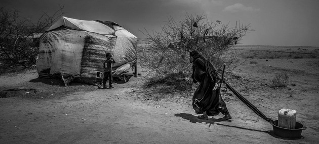 Millones de yemeníes, como esta mujer en la norteña región de Abs, necesitan los programas de asistencia de las Naciones Unidas para sobrevivir, en un país asolado por la guerra civil y otras calamidades. Foto: Giles Clarke/OCHA