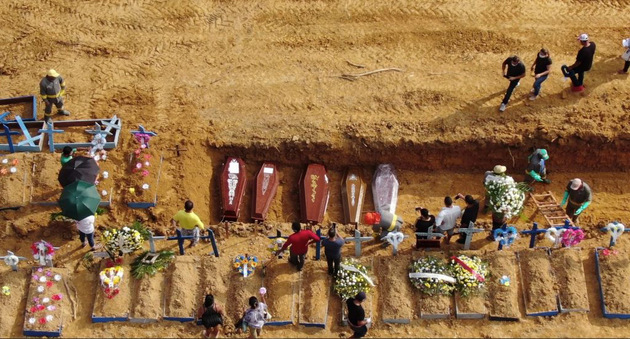 Una tumba colectiva en un cementerio del norteño estado de Amazonas, en Brasil. En América Latina no son solo los sistemas de salud los que están saturados por la pandemia de covid, sino los cementerios y sistemas funerarios. Foto: Fernando Crispim/Amazonia Real
