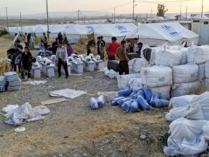 Sirios que huyen del conflicto llegan a campamentos de la Agencia de la ONU para los Refugiados (Acnur) en la vecina Iraq. La alta comisionada de la ONU para los Derechos Humanos denuncia que grupos al amparo de Turquía cometen crímenes y exacciones contra civiles en Siria. Foto: Acnur