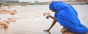 Aunque la atención inmediata de la población en el mundo está puesta en la pandemia covid-19, para el mediano y largo plazo su mayor preocupación está en el cambio climático y su impacto en el ambiente, como muestra la nociva alternancia entre sequía e inundaciones en Somalia. Foto: PNUD