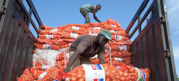 Trabajadores acarrean sacos con cebollas en Malí, uno de los países africanos a los que la falta de litoral agrega costos para exportar productos y obtener ingresos para sus poblaciones, las que registran altos índices de pobreza. Foto: Dominic Chávez/BM