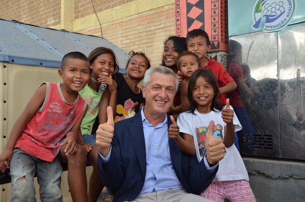 Filippo Grandi, alto comisionado de las Naciones Unidas para los Refugiados, rodeado de niños refugiados venezolanos del pueblo warao, en el estado brasileño de Roraima, durante una visita a la zona en 2019. Foto: Cuenta en Twitter de Filippo Grandi.