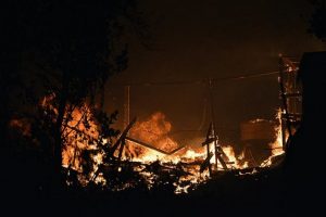 Miles de personas se quedaron sin refugio tras los incendios en el campo de Moria el 9 de septiembre de 2020. Foto: Stratis Balaskas/EPA