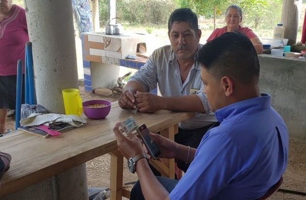 Hombre emplea dispositivos digitales en su microempresa en Honduras como parte de la digitalización Inclusiva.
