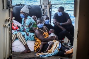 Europa cierra cada vez más sus puertas a los migrantes que huyen del hambre, guerras civiles y otras calamidades en África y son rescatados por organizaciones humanitarias cuando fracasan al tratar de cruzar el Mediterráneo en frágiles botes de goma. Foto: Hannah Wallace Bowman/MSF