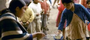 Niños en una zona pobre de Ecuador acuden a un reparto de comidas. La pobreza en todo el mundo puede aumentar en parte por las debilidades de los programas de protección social emprendidos para resistir el impacto socioeconómico de la pandemia, según la ONU. Foto: Jamie Martin/BM