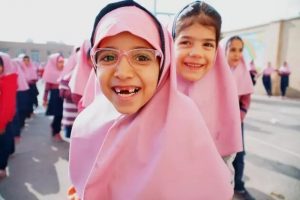 Una mañana en la escuela primaria Vahdat, en Isfahan, Irán, donde niñas refugiadas e iraníes se preparan para empezar clases. Acnur propone garantizar que, al reabrir las escuelas tras la pandemia, se garantice a las niñas refugiadas en todo el mundo iguales oportunidades. Foto: Mohammad Hossein Dehghanian/Acnur