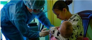 La atención básica en salud es fundamental para contener las pandemias, como muestra el ejemplo de Uruguay, y la Organización Mundial de la Salud recomienda sostener las inversiones en esa área al mismo tiempo que se combate la covid-19. Foto: OPS