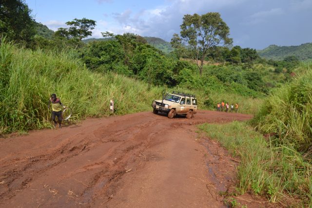 La carretera principal, en algunas partes del año intransitable, une la ciudad de Magwi con la ciudad de Lobone en la frontera de Sudán del Sur con Uganda. En África subsahariana, 40 por ciento de los alimentos básicos no llega de los campos a los mercados por las carencias en la infraestructura de transporte. Foto: Isaiah Esipisu / IPS
