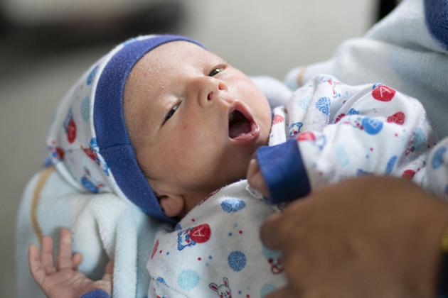 Un bebé es atendido en un centro de salud respaldado por Unicef en el estado de Táchira, en Venezuela. La interrupción de servicios como estos, en el marco de la actual pandemia covid-19, puede incrementar la mortalidad infantil, que se había reducido en todo el mundo. Foto: Poveda/Unicef