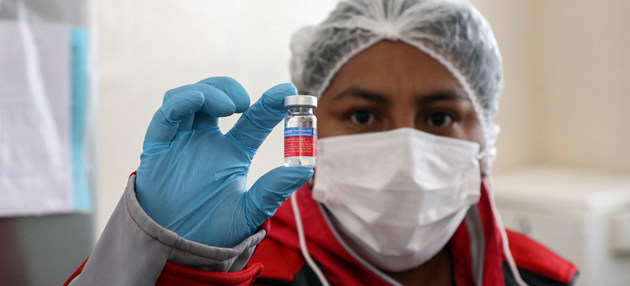 Una enfermera en un centro sanitario en Bolivia sostiene una dosis de vacuna contra la gripe. Unicef prevé reproducir sus experiencias en inmunización en todo el mundo para una rápida vacunación contra la covid-19, cuando la vacuna esté disponible. Foto: Carola Andrade/Unicef
