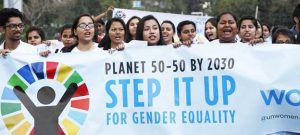 “Un planeta 50-50 para 2030”, reza una pancarta en una manifestación en India a favor de la igualdad de género. Foto: ONU Mujeres