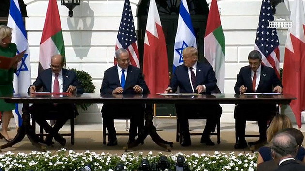 Representantes de Israel, Emiratos Árabes Unidos y Bahrein firman el 15 de septiembre un acuerdo de establecimiento de relaciones diplomáticas entre los dos países árabes y Tel Aviv, en un acto presidido por Donald Trump y realizado en la Casa Blanca. Foto: Captura de YouTube