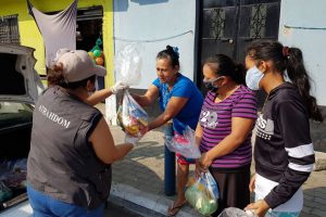 Desde el brote de covid, la Asociación de Trabajadoras del Hogar, a Domicilio y Maquila ha coordinado esfuerzos para brindar ayuda a las mujeres más afectadas por el impacto social y económico de la pandemia en Guatemala. Foto: ATRAHDOM
