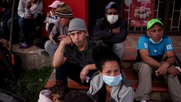 Migrantes venezolanos en Colombia a las puertas de un centro de atención en Bogotá, tras quedarse sin trabajo y sin recursos por la pandemia de covid. Foto: OIM
