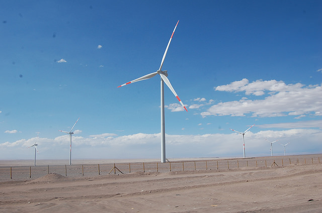 Molinos de viento en Calama, en el desierto de Atacama, en el norte de Chile. Los proyectos de aprovechamiento en Chile de su alto potencial en energías renovables no convencionales, han logrado reducir la dependencia del país de combustibles fósiles importados y que el costo de general de la energía caiga. Foto: Marianela Jarroud/IPS