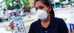 Una activista distribuye consejos sobre salud mental para familias en Bangkok, durante la pandemia covid-19, la cual ha mermado los recursos destinados a ese tema dentro de los programas de salud de muchas naciones, según la OMS. Foto: Sukhum Preechapanic/Unicef