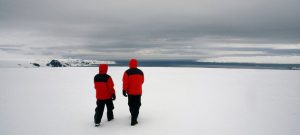 Exploradores caminan en la isla Rey Jorge, de la región antártica sobre la cual se abre cada año un agujero en la capa de ozono que impacta negativamente en la salud humana y los ecosistemas. Foto: Eskinder Debebe/ONU