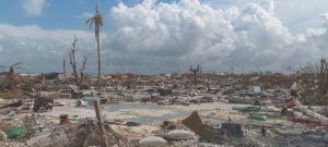 Vista de la destrucción causada en septiembre de 2019 por el huracán Dorian en el puerto de Marsh, isla de Ábaco en Bahamas. Los eventos meteorológicos extremos se mantienen como una amenaza que hace imprescindible un sistema de alertas tempranas, dice la OMM. Foto: Mark Garten/ONU