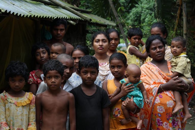 Nila Kispotta (centro) posa junto a miembros de su familia, en su aldea, en el noroeste de Bangladesh. Como muchas niñas rurales, acceder a la educación superior era un imposible para ella, pero ahora estudia un diplomado en el privado Instituto de Enfermería de Moimuna, un centro sin fines de lucro, gracias a una beca. Foto: Farid Ahmed / IPS