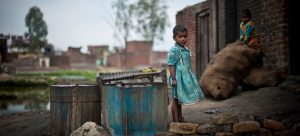 Una niña juega a las afueras de su casa en un cinturón de miseria en Uttar Pradesh, norte de India. La mayoría de los cientos de millones de niños en condición de pobreza extrema habitan en África subsahariana y el sur de Asia., Foto: Niklas Hallen/Unicef