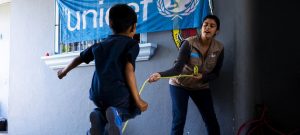 Un niño en un centro de Tijuana, norte de México, juega con una trabajadora de Unicef. Seis de cada 10 niños mexicanos son víctimas de castigos corporales y humillantes, según agencias de la ONU. Foto: Balam-ha Carrillo/Unicef