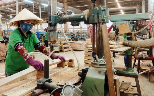 Empresa maderera en Vietnam, una de las micro, pequeñas y medianas empresas que generan empleo y mejoran la economía del sudeste de Asia.