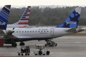 Aviones de aerolíneas estadounidenses estacionados en la terminal 3 del Aeropuerto Internacional José Martí, en los primeros días de la pandemia de covid, en marzo. Durante la administración de Barck Obama se establecieron vuelos comerciales directos a varias provincias cubanas lo que favoreció el contacto entre familias a ambos lados del estrecho de la Florida. Foto: Jorge Luis Baños/IPS