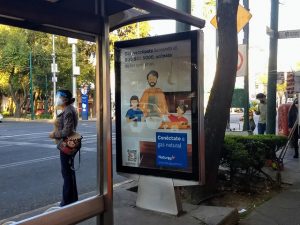 Un anuncio publicitario de gas doméstico en una parada de buses de la capital de México. El gobierno del país impulsa la explotación, distribución y consumo de este combustible, pese a los conflictos sociales y los impactos ambientales que acompañan el desarrollo de su industria. Foto: Emilio Godoy/IPS