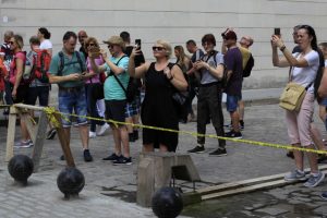 Turistas toman imágenes con sus móviles durante un paseo por el casco histórico de La Habana Vieja. Durante los dos años de deshielo diplomático entre La Habana y Washington (2015-2016) y gracias a licencias especiales, el turismo en Cuba vivió un boom gracias al gran aumento de visitantes estadounidenses, aunque legalmente no puedan hacer turismo en la isla. Foto: Jorge Luis Baños/IPS