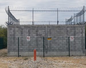 La comunidad Benavides Grande y Benavides Olivares, en el estado de Nuevo León, en el noreste de México, sufre la explotación en sus inmediaciones de hidrocarburos, como este pozo de gas perforado mediante fractura hidráulica y que registró una fuga en 2019. Foto: Cortesía de Aristeo Benavides