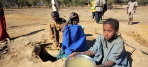 El hambre y también la sed, producto de sequías, conflictos y pobreza, entre otros males, castigan a los habitantes de docenas de países, como estos niños en un campo de Burkina Faso. Foto: H. Caux/Acnur