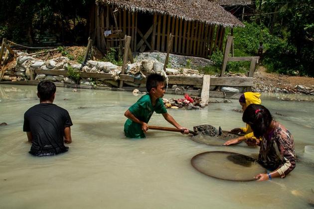 Niños trabajan buscando oro en el río Bosigon, en Filipinas. El trabajo infantil es una de las rémoras de la cadena de producción de minerales preciosos que las empresas de joyería deben considerar al aquirir suministros. Foto: Mark Saludes/HRW