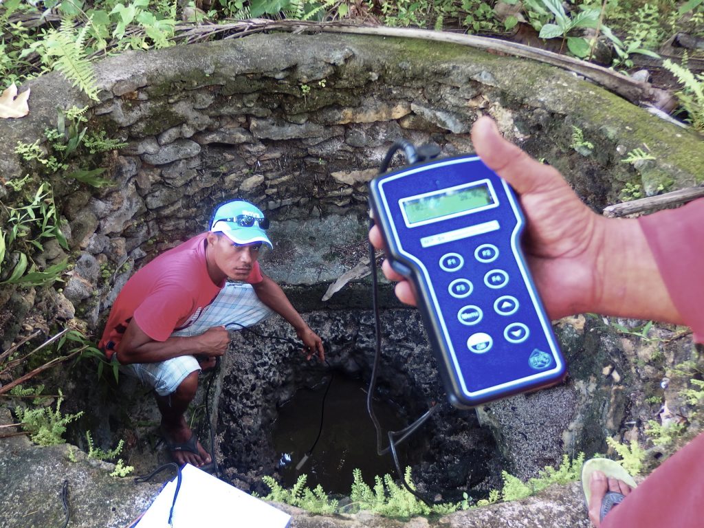 Técnicos estudian la salinidad de los pozos para proveer agua corriente en la Polinesia.