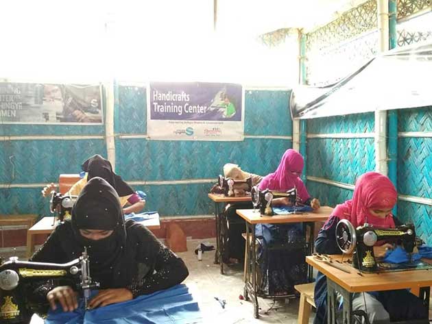 Mujeres pertenecientes al grupo de refugiados de rohinyás reciben capacitación en costura en uno de los talleres de la Fundación Bidyanondo.