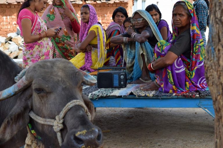 Mujeres dalits escuchando noticias ante el aumento de violencia sexual, torturas y asesinatos entre castas indias.