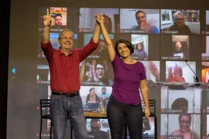 Manuela D'Ávila, candidata del Partido Comunista del Brasil a la alcaldía de Porto Alegre, capital del meridional estado de Rio Grande do Sur, y una de las esperanzas de renovación de la izquierda y de empoderamiento de las mujeres, celebra su pase a segunda vuelta. La disputará el 29 de noviembre con Sebastião Melo, veterano político del Movimiento Democrático Brasileño. Foto: PCdoB
