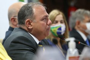 El ministro de Salud, el general en activo Eduardo Pazuello (en primer plano), ha sufrido humillaciones públicas del presidente Jair Bolsonaro, por anunciar la intención de adquirir 46 millones de unidades de la vacuna china, que se ensaya en el país. Además, con secuelas de la covid-19, reconoce ahora la gravedad de la enfermedad, en discrepancia con el mandatario, que también se contagió de la enfermedad y aun así la niega. Foto: Erasmo Salomão/Fotos Públicas