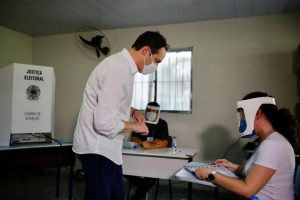 El gobernador del estado nororiental de Pernambuco, Paulo Cámara, vota durante las elecciones municipales del 15 de noviembre en Brasil. En ellas se cumplieron todas las medidas de prevención a la covid-19, con miembros de mesa protegidos por mascarillas y pantalla facial y los votantes obligados a tener bien puesta su tapabocas. Foto: Pedr Menezes/SEI-Fotos Públicas