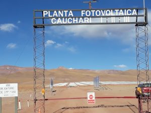 Al ingreso al Parque Solar de Cauchari se llega por un desolado camino de tierra de unos 40 kilómetros, en un desvío de la asfaltada ruta 52, que en la norteña provincia de Jujuy conduce hacia la frontera de Argentina con Chile. Técnicamente son tres parques, para soslayar que el plan bajo el que se hizo la licitación tenía un tope de 100 megavatios. Foto: Daniel Gutman/IPS