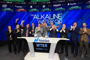 Ejecutivos de Alkaline Water Company festejan la aprobación para cotizar en el mercado de futuros del Nasdaq. Foto: WTER