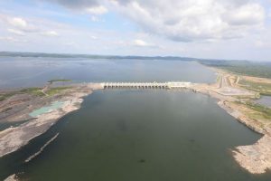 La planta principal de la central hidroeléctrica de Belo Monte cuenta con capacidad de 11 000 megavatios, a los que se suman 233 más de la planta secundaria. La central costó el doble del presupuesto inicial, equivalente a más de 10 000 millones de dólares en la época de su construcción. Además enfrenta trastornos, como el atraso en la construcción de la línea de transmisión que llevará su energía al sureste de Brasil, su ineficiencia generadora e impactos sociales y ambientales superiores a los previstos. Foto: Marcos Corrêa/PR-Agência Brasil