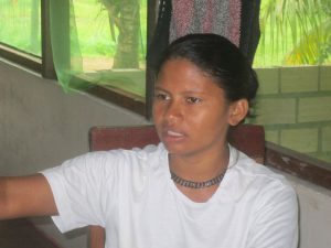 Bel Juruna, una lideresa de la aldea Miratu, perteneciente al juruna, en la Volta Grande del Xingu. La joven denuncia los cambios en el río que han trastornado la vida de las comunidades ribereñas para construir la central hidroeléctrica de Belo Monte, que para peor comienza a demostrar su ineficiencia energética, en la Amazonia oriental de Brasil. Foto: Mario Osava/IPS