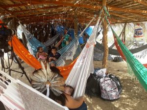 Familias tuxás toman un descanso mientras autoconstruyen su nueva aldea en la ribera cercana al río São Francisco, en una de cuyas islas siempre vivieron y ahora quedó sumergida en un embalse entre los estados de Pernambuco y Bahia, en Brasil. El desalojo de indígenas de sus tierras ancestrales por megaproyectos hidroeléctricos ha sido una constante este siglo en el país. Foto: Fabiana Frayssinet/IPS