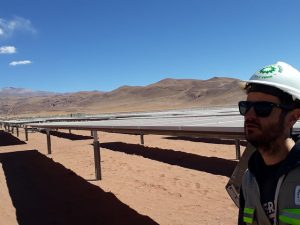 Un ingeniero supervisa la instalación de los paneles durante la construcción del parque solar, que demandó la llegada de más de 2600 camiones con tecnología china hasta una remota zona del noroeste de Argentina, en la altoplanicie andina de la Puna. Foto: Daniel Gutman/IPS