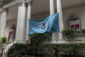 Una gran pancarta domina la entrada de la sede en La Habana de la Federación de Mujeres Cubanas, que promueve el Programa Nacional para el Adelanto de las Mujeres como piedra angular de las políticas públicas para la mujer en Cuba. Foto: Jorge Luis Baños/IPS