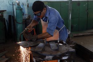 Un trabajador funde un material en la estatal Empresa de Servicios Técnicos Industriales (Zeti), en Palma Soriano, un municipio de la provincia de Santiago de Cuba, en el este del país. La unificación monetaria y cambiaria simplificará a las empresas el análisis de la situación económica y les facilitará contar con indicadores alineados con los mercados externos. Foto: Jorge Luis Baños/IPS