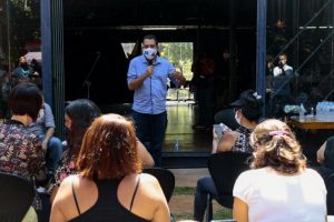 Guilherme Boulos, del Partido Socialismo y Libertad, durante un encuentro electoral con pequeños empresarios. Este dirigente emergente de la izquierda logró una votación sorprendente en las elecciones para alcalde de São Paulo (40,6% o 2,17 millones de votos) que lo alzó al primer plano de la política brasileña. Foto: Leandro Vaz/Fotos Públicas