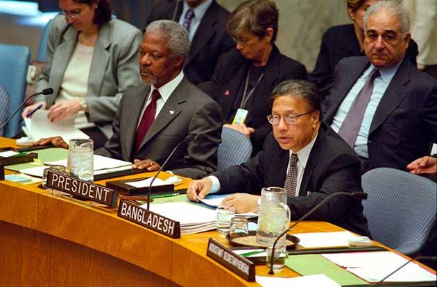 El embajador Anwarul K. Chowdhury, de Bangladesh, durante una sesión del Consejo de Seguridad de las Naciones, cuando lo presidió en el bienio 2000-2001. Foto: ONU